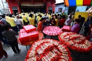 準備慶祝物品(壽桃.麵線.)